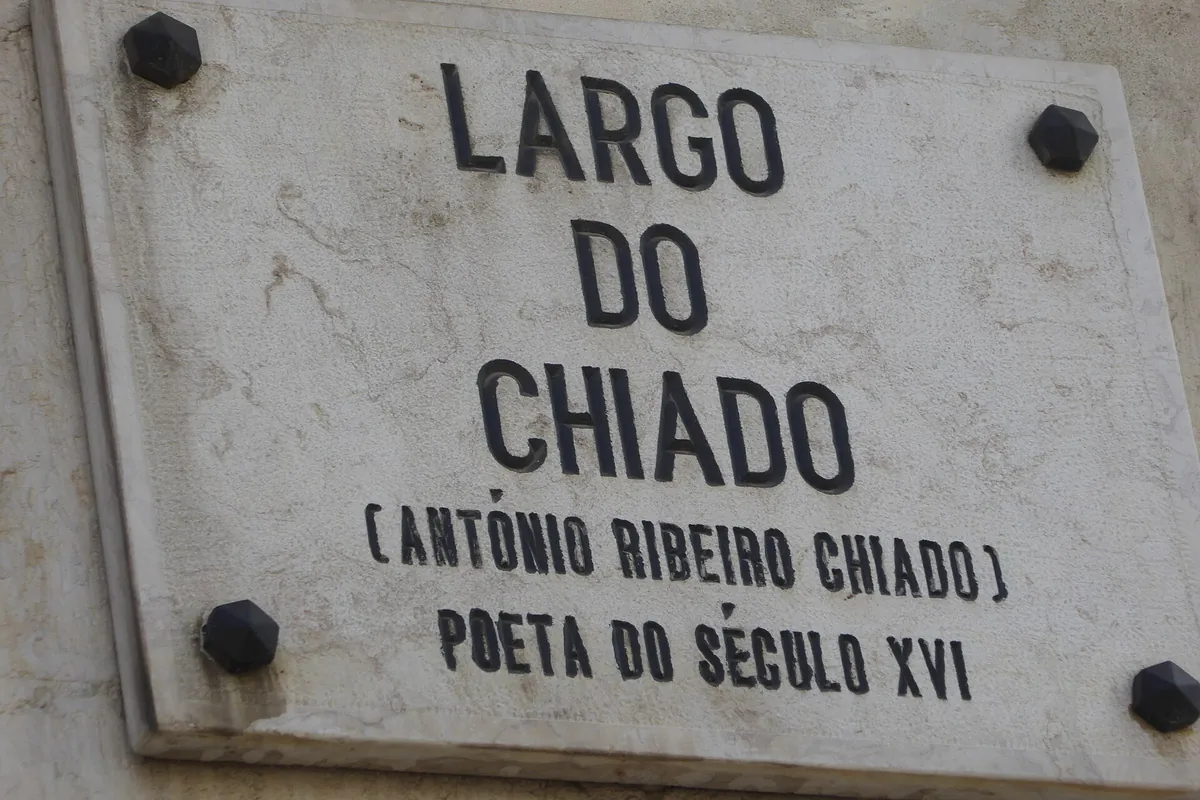 A marble street sign reading Largo do Chiado, António Ribeiro Chiado, poeta do século XVI.
